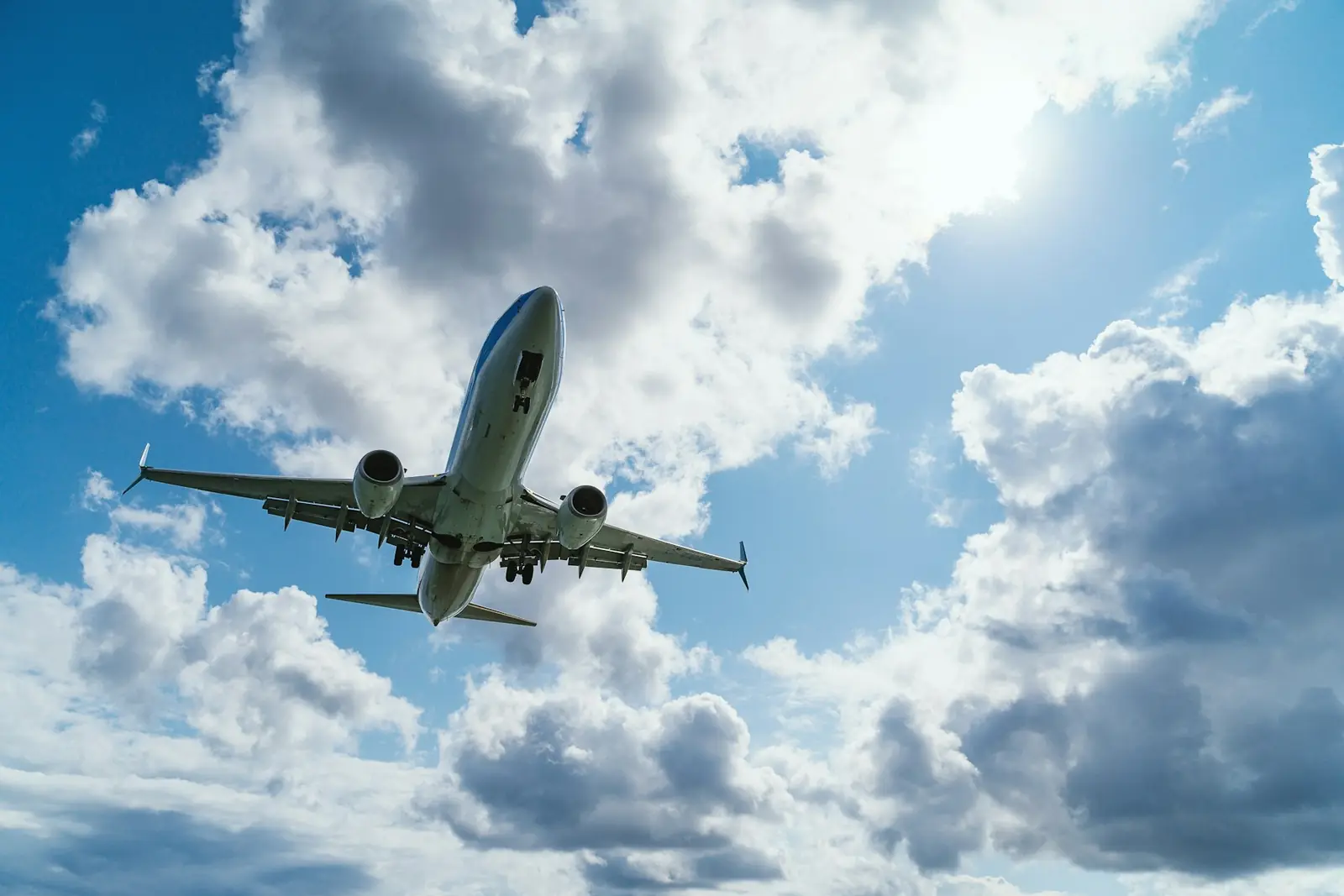 Avión de carga en vuelo con cielo despejado