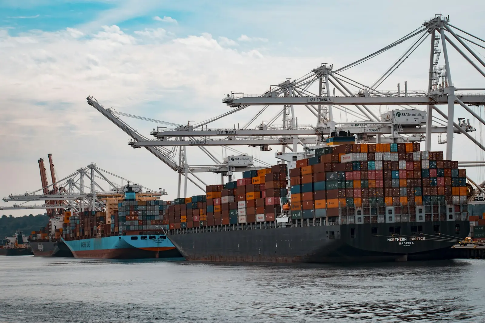 Buque portacontenedores atracado en puerto con grúas de carga