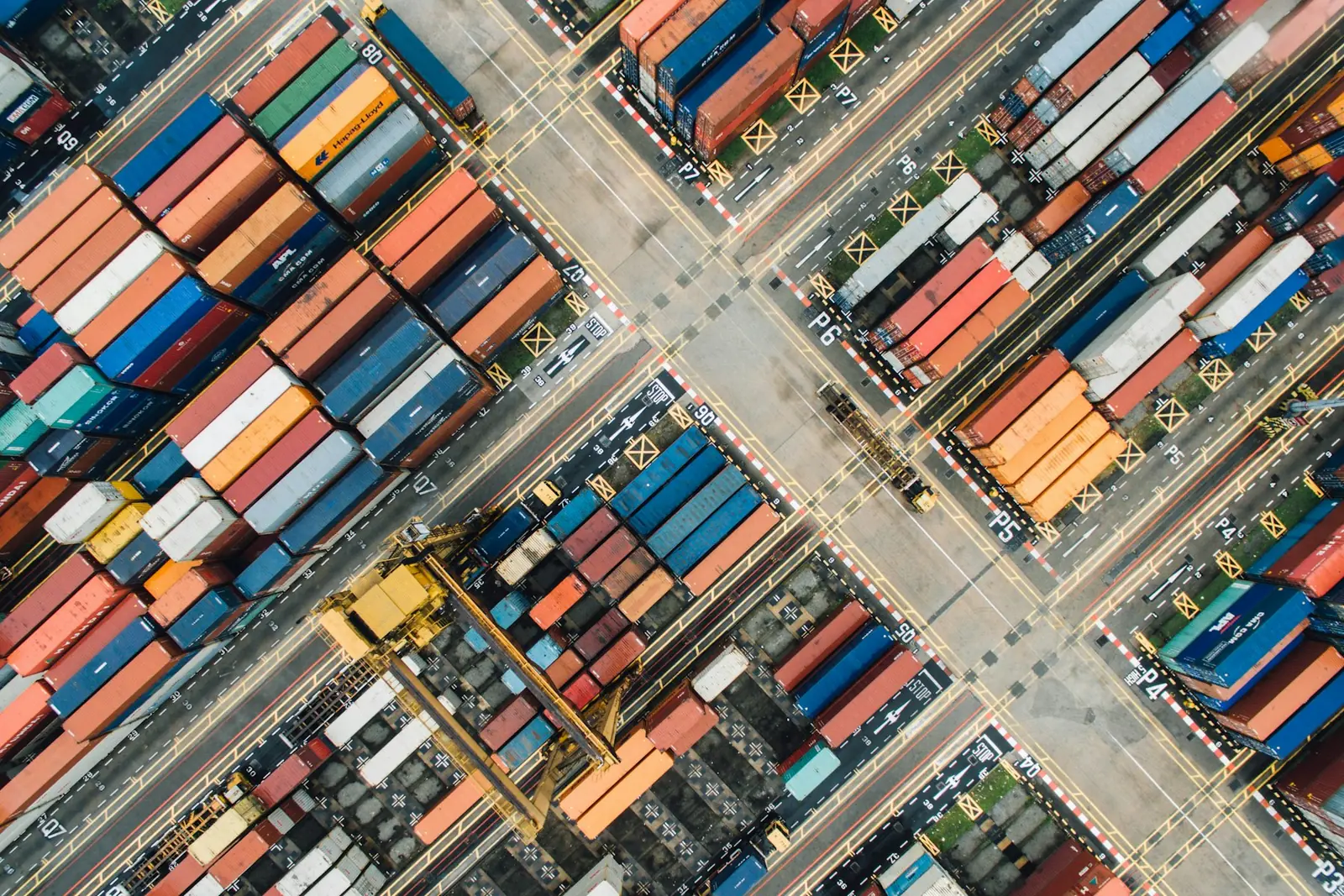 Vista aérea de contenedores en terminal portuaria