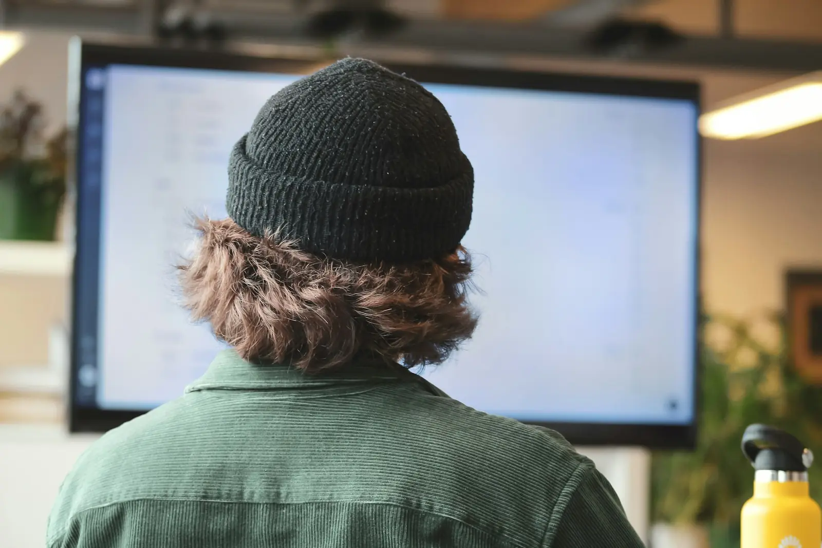 Especialista monitoreando embarques en pantalla