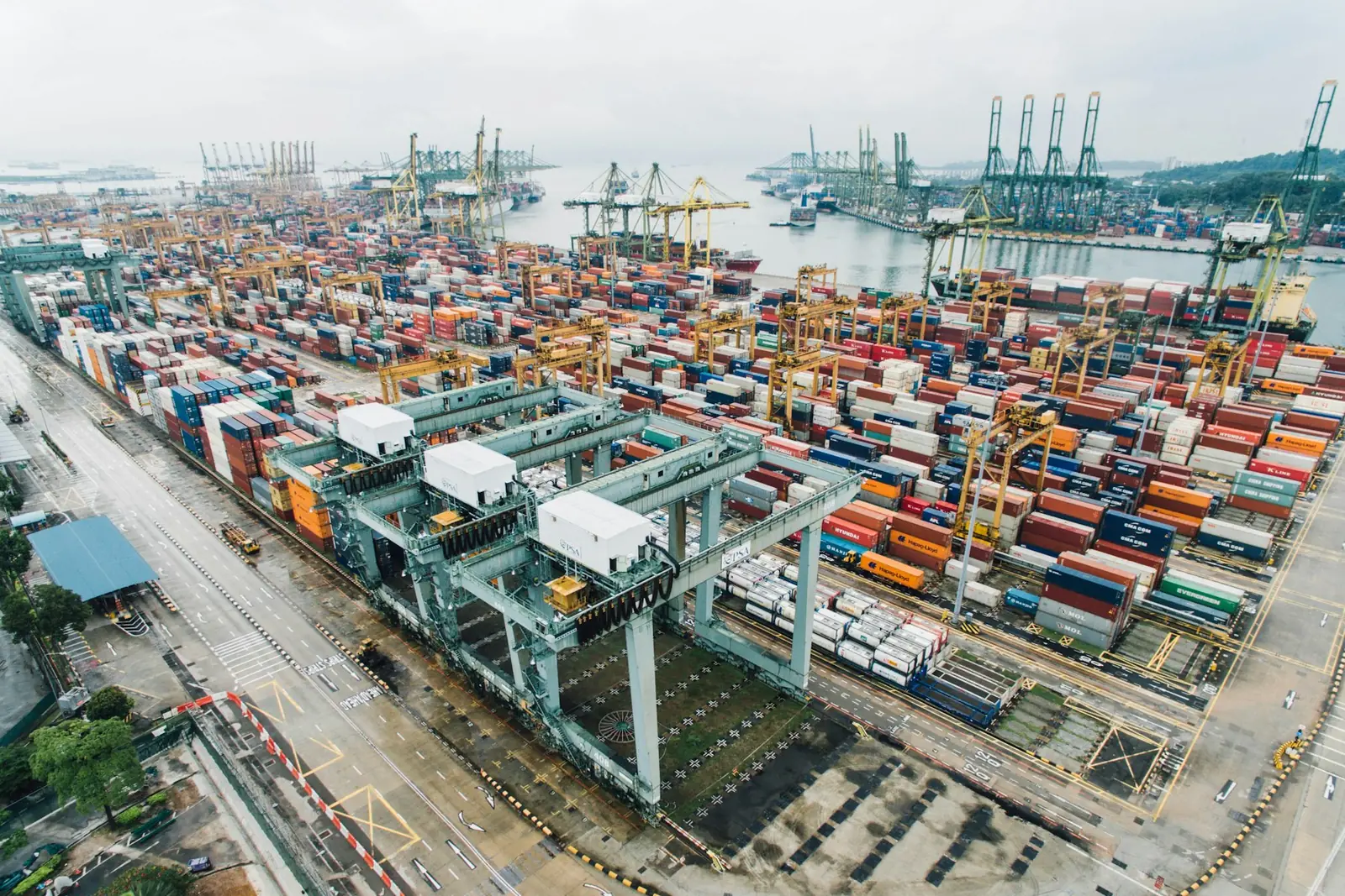 Vista aérea de terminal portuaria con grúas y contenedores