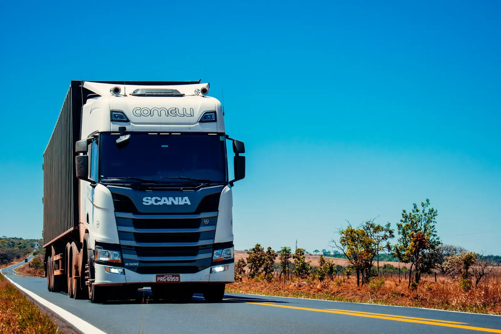 Tractocamión con caja seca en ruta por carretera